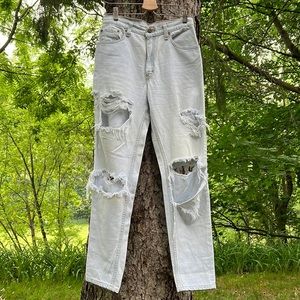 Vintage Levi’s 550 relaxed fit tapered leg distressed jeans in size 26